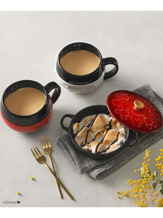 https://www.central.co.th/adobe/dynamicmedia/deliver/dm-aid--8730cf7f-d3a6-4ac2-9937-fb012a284b61/lecreuset-setof2380mlmugsmickeymouseminniemousecerisewhitered-cds90302275-6.jpg?preferwebp=true&quality=60&width=550