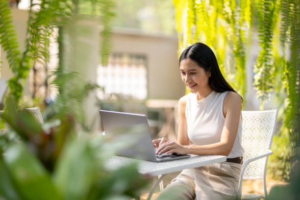 women-in-garden-จัดสวน