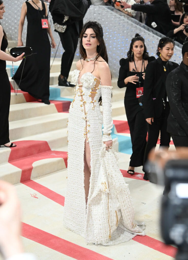 Anne Hathaway in Versace and Bulgari