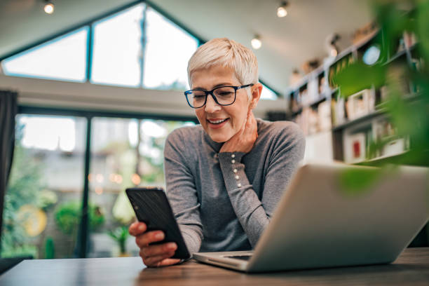 mom with smartphone